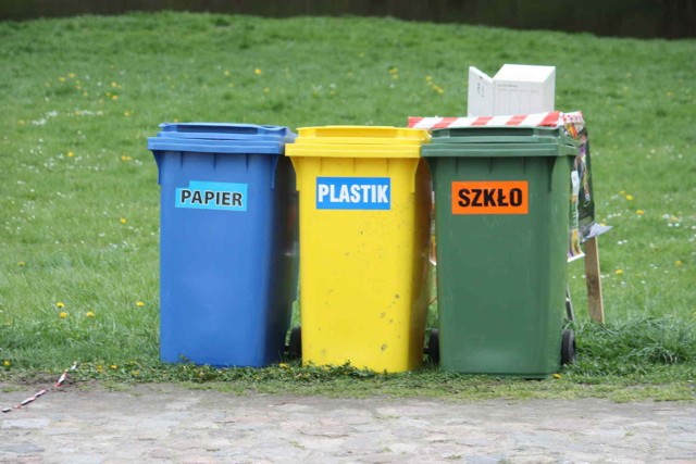 Pracownicy firmy wywożącej odpady skontrolują śmieci mieszkańców gminy Grębocice