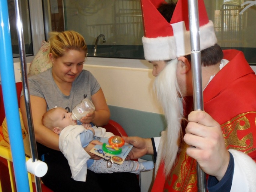 Święty Mikołaj odwiedził małych pacjentów lublinieckiego szpitala [ZDJĘCIA]