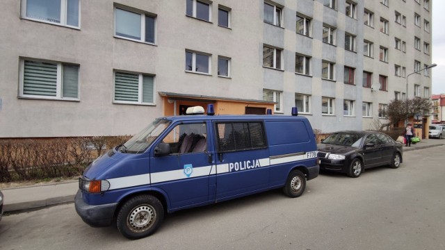 Zabójstwo w Piotrkowie. W mieszkaniu przy ul. Słowackiego kobieta pchnęła nożem mężczyznę. 36-latek nie żyje