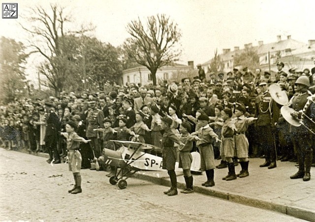 18 maja 1939 r. Duch patriotyczny był wówczas ogromny. Uroczystość harcerska na ulicy Akademickiej w Zamościu. Widać makietę samolotu. Fot. ze zbiorów APZ.