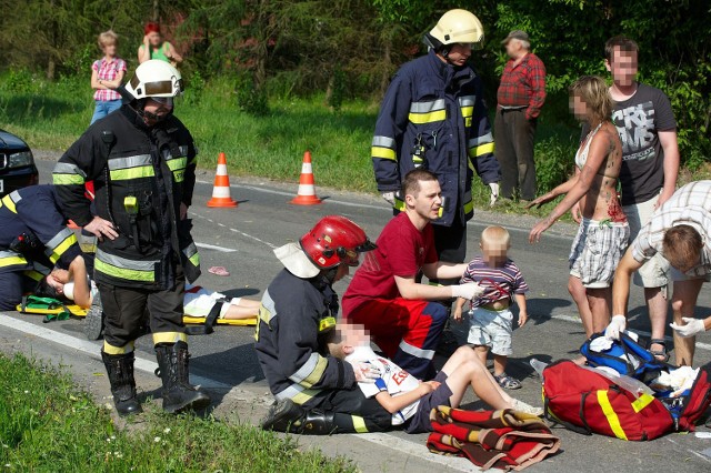 Dziewięć osób z rozbitej toyoty pogotowie zabrało do szpitala. Hospitalizowano trójkę dzieci i ciężko rannego 26-latka