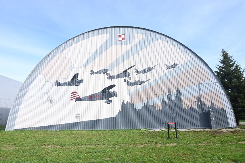 Kraków. Odsłonięto mural na hangarze w Muzeum Lotnictwa Polskiego