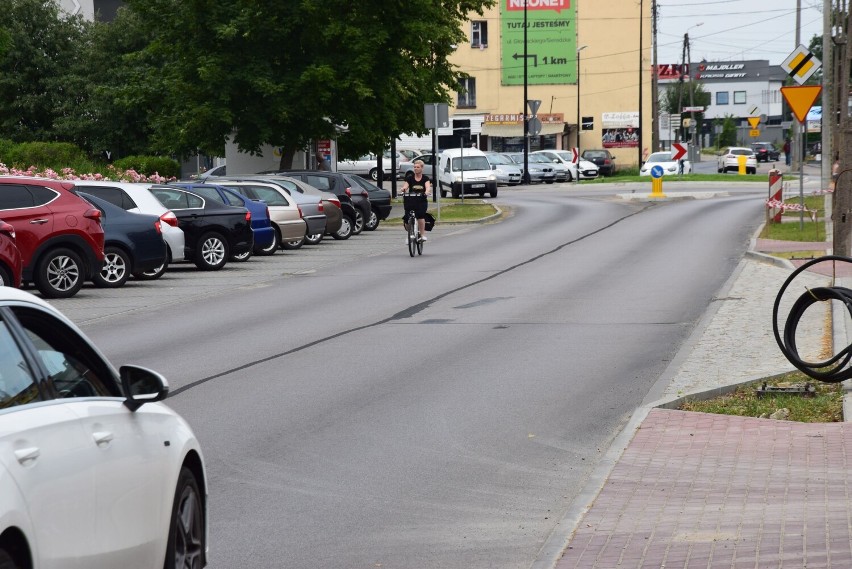 Nowy asfalt w centrum Wielunia jednak do wymiany. Granitowy plac przed ratuszem powoli nabiera końcowego kształtu ZDJĘCIA