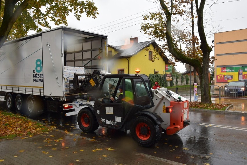 Kolejna partia żywności trafiła do punktu pomocy humanitarnej PCK w Sandomierzu. To wsparcie dla mieszkańców Ukrainy. Jak otrzymać pomoc?