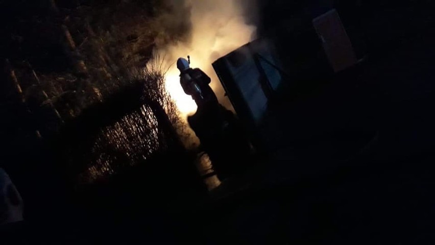 Przy ul. Szkolnej spłonęło sześć kontenerów na śmieci należących do gminy. Zdaniem policji ogień został podłożony przez 19-latka ZDJĘCIA