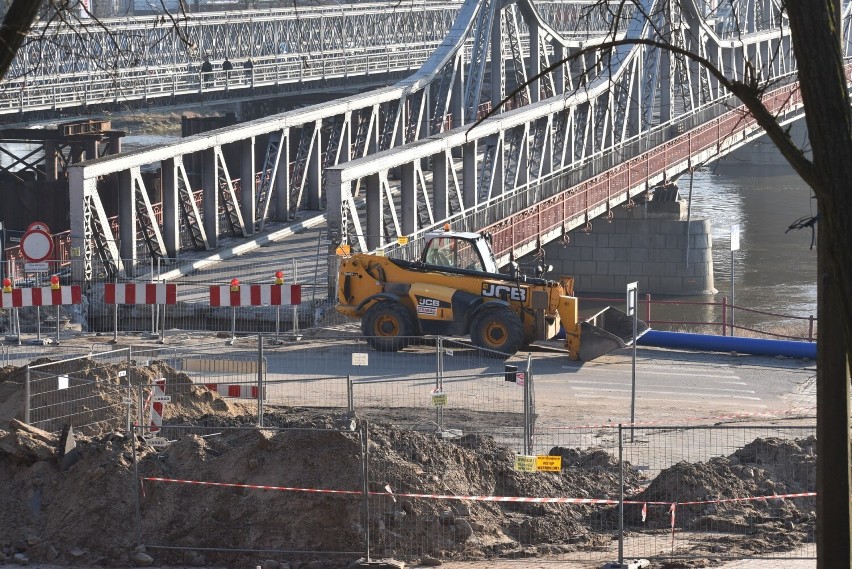 Tak obecnie wyglądają prace przy moście na Odrze w Krośnie...