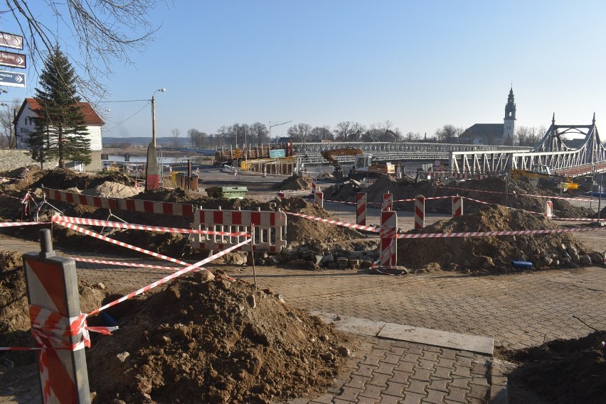 Tak obecnie wyglądają prace przy moście na Odrze w Krośnie...