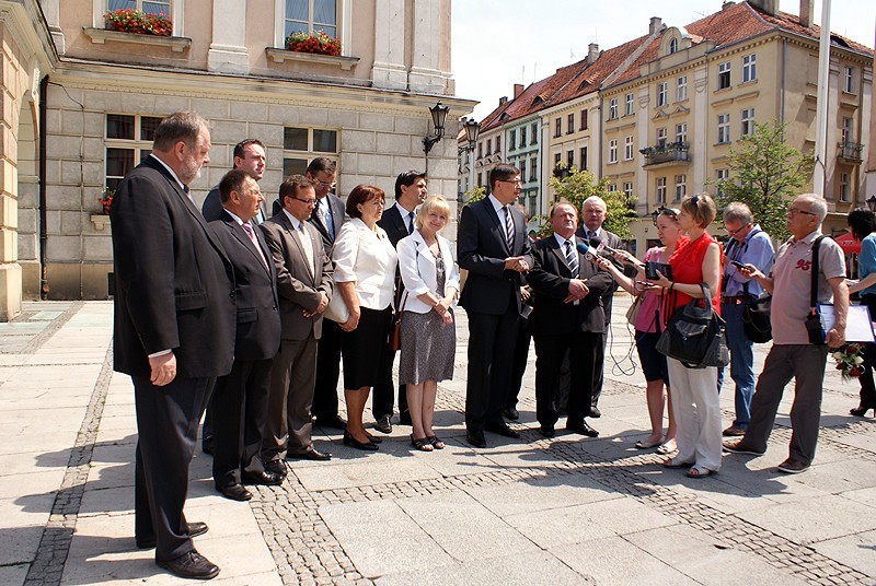 Parlamentarzyści PiS wyruszyli w Polskę. Zawitali do Kalisza. Zobacz film