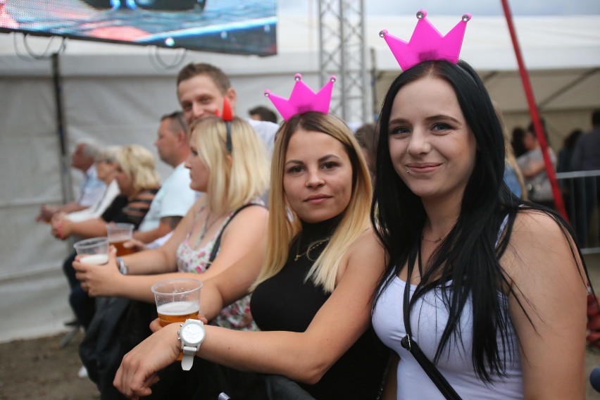 Sosnowiec: Disco Summer Festival 2019 [ZDJĘCIA]. Tłumy fanów disco polo na Górce Środulskiej. Gwiazdami: Zenon Martyniuk, Sławomir, Boys...