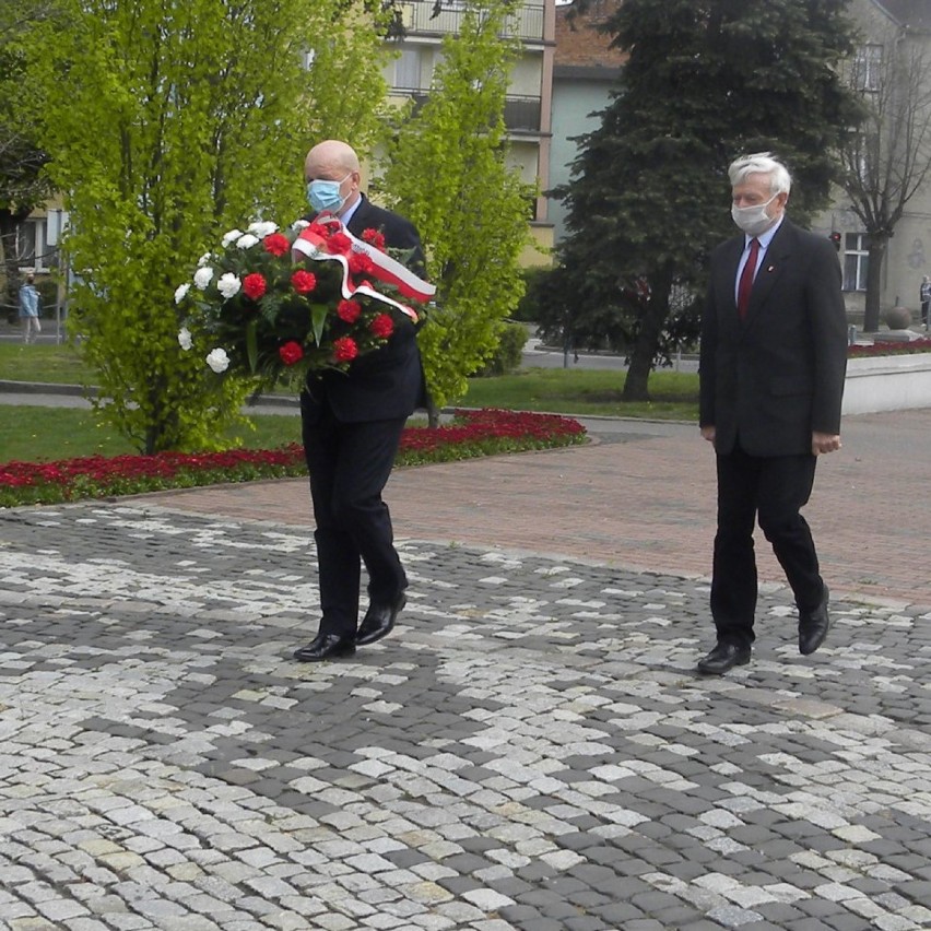 8 maja - przedstawiciele samorządów z pow. brodnickiego złożyli hołd bohaterom - obrońcom Ojczyzny [zdjęcia]