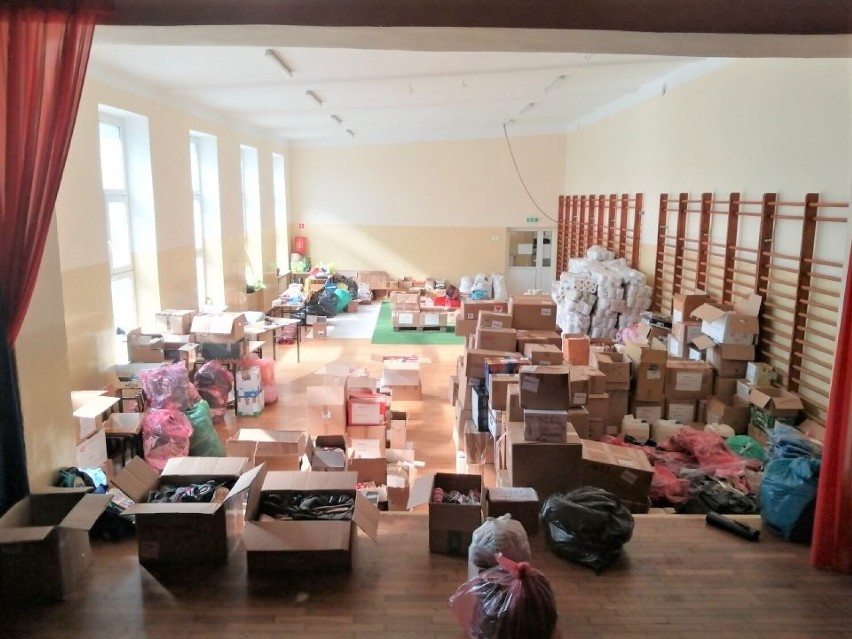 Kolejny transport darów dla Ukrainy wyruszył z Poddębic. Wielki odzew mieszkańców na apel o pomoc. Powiatowy Punkt Zbiórki działa ZDJĘCIA