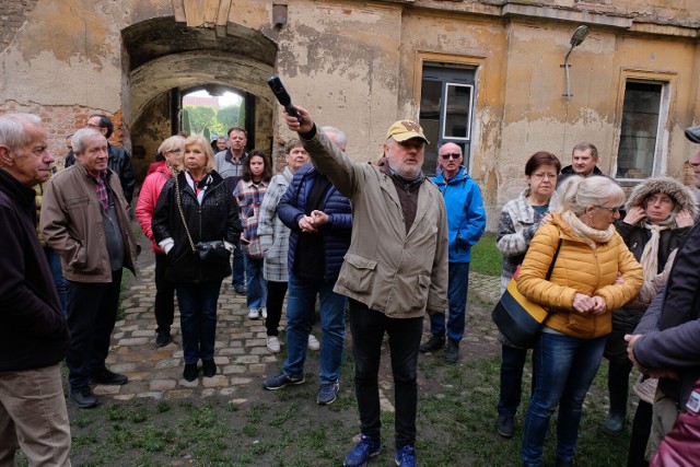 Okazja zwiedzania żarskiego zamku i pałacu w sobotnie południe przyciągnęła tłumy mieszkańców