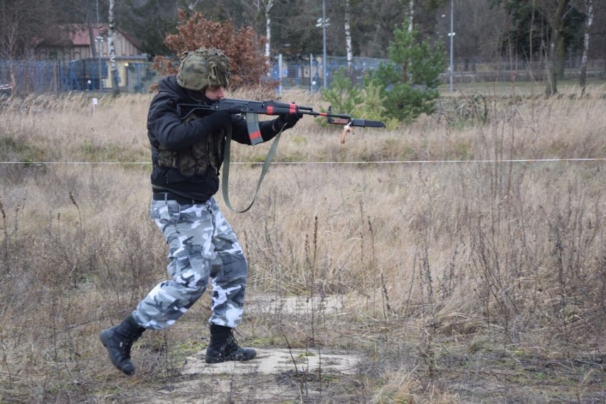 W lęborskiej jednostce wojskowej tłum chętnych wziął udział w szkoleniu "Trenuj z wojskiem"