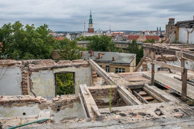 Kamienica przy Podgórnej 7 w Poznaniu, w której znajdował się oddział chirurgiczny szpitala, od prawie 20 lat stoi opuszczona. Jej nowy właściciel twierdzi, że jest w bardzo złym stanie technicznym, dlatego chce rozebrać budynek.

Kolejne zdjęcie --->