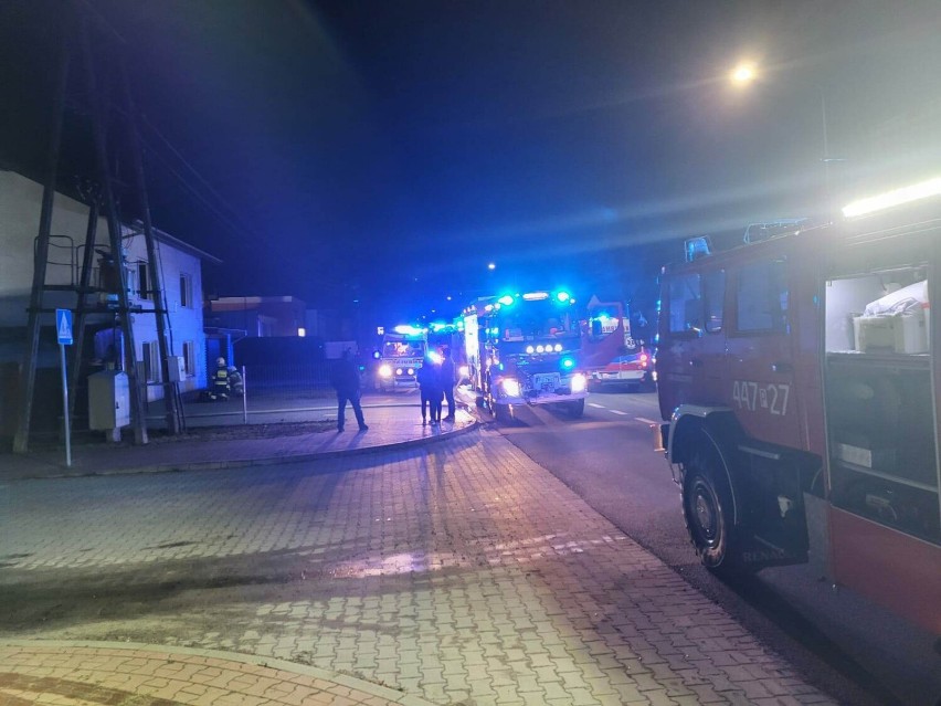 Pożar budynku mieszkalnego przy ulicy Powstańców Chocieszyńskich w Grodzisku Wielkopolskim. Jedna osoba trafiła do szpitala 