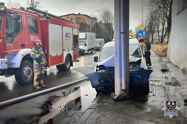 - 22-latek kierujący samochodem dostawczym na prostym odcinku ul. Wrocławskiej w wyniku przyśnięcia za kierownicą stracił panowanie nad prowadzonym pojazdem, zjechał na przeciwległy pas ruchu i uderzył w latarnię uliczną oraz słup podtrzymujący wiadukt kolejowy. Na szczęście ani jemu, ani nikomu postronnemu nic się nie stało - wyjaśnia Marcin Świeży z Komendy Miejskiej Policji w Wałbrzychu. [/cyt]