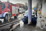 Uwaga na utrudnienia! Kierowca zjechał na pobocze i uderzył w wiadukt na ul. Wrocławskiej w Wałbrzychu