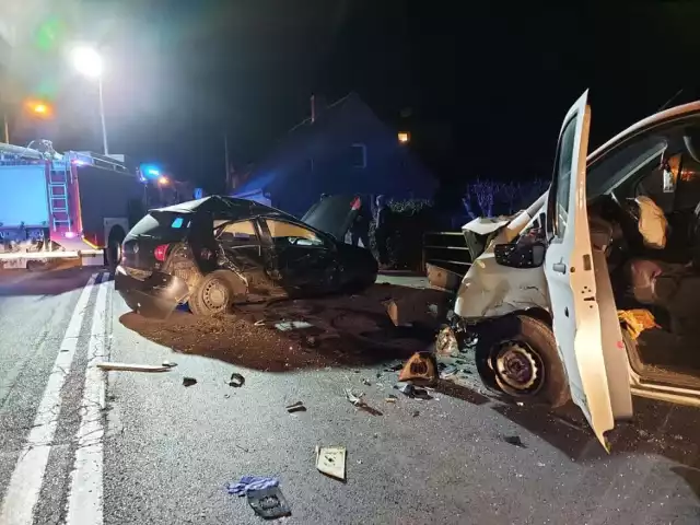 Nad ranem zderzyły się dwa samochody.