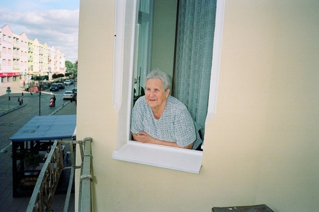 Halina Łukawska w oknie mieszkania przy ul. Kościuszki.