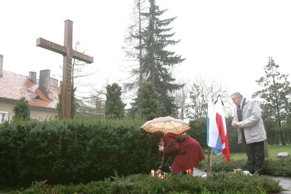 Przy Krzyżu Misyjnym obok kościoła WNMP w Wodzisławiu...