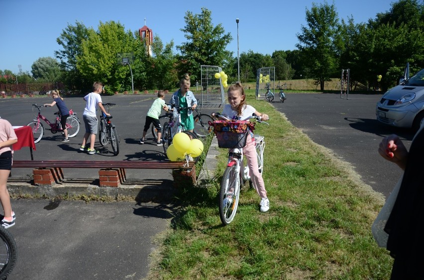 Uczniowie SP nr 12 w Bełchatowie zdawali egzamin na kartę rowerową [ZDJĘCIA]