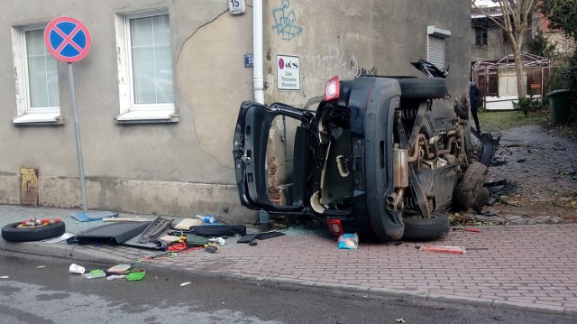 Do bardzo groźnego wypadku doszło w poniedziałek, 21 lutego po godzinie 15.00 na ulicy Henryka Sienkiewicza w Zielonej Górze. Osobowe auto wypadło z drogi i dachem uderzyło w ścianę kamienicy. Po zniszczeniach pojazdu widać, że siła uderzenia była bardzo duża. 

Kierujący samochodem osobowym nie opanował pojazdu i wypadł z drogi. W samochodzie był jeszcze pasażer. Strażacy musieli użyć specjalistycznego sprzętu, by wydobyć poszkodowanych. Jednego z nich z obrażeniami zabrano do szpitala. 

ZDJĘCIA Z WYPADKU >>>