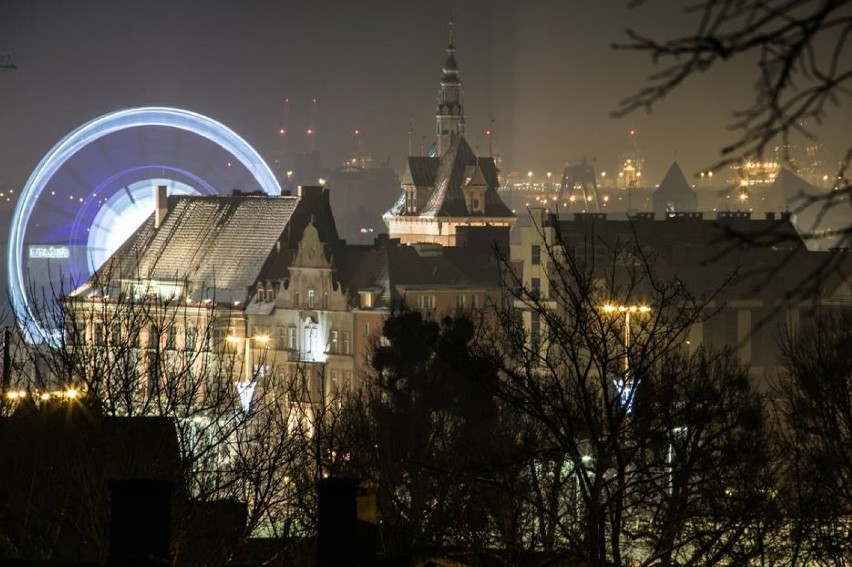 Zimowy spacer po Biskupiej Górce - pejzaż nocnego Gdańska w śniegu