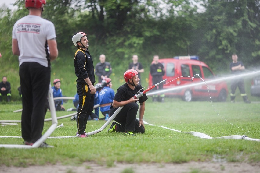 Łódzcy strażacy zmierzyli się w eliminacjach do zawodów w sportach pożarniczych [ZDJĘCIA+FILM]
