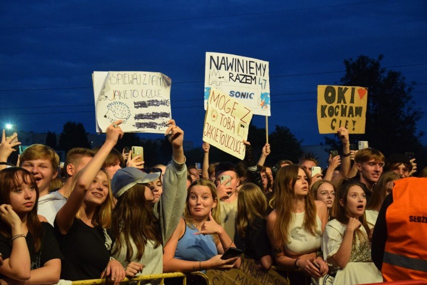 Koncert rapera Oki w Kaliszu. Tłumy na Polach Marsowych