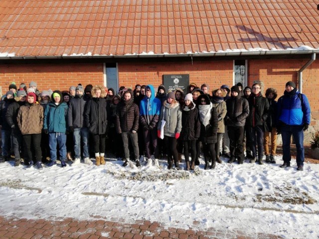 Przed rokiem rajd odbywał się w warunkach ostrej zimy - uczestnicy przed kościołem parafialnym w Czerninie