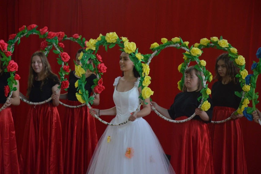 Malbork. Festiwal "Przyjaźń niejedno ma imię" [ZDJĘCIA]. Przypomnieli czasy, gdy życie toczyło się na podwórkach