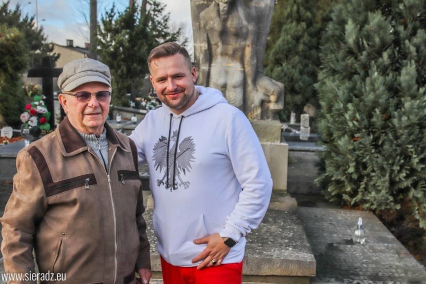 Fryzjerzy przyjechali do Sieradza zadbać o grób Antoniego Cierplikowskiego [FOTO]