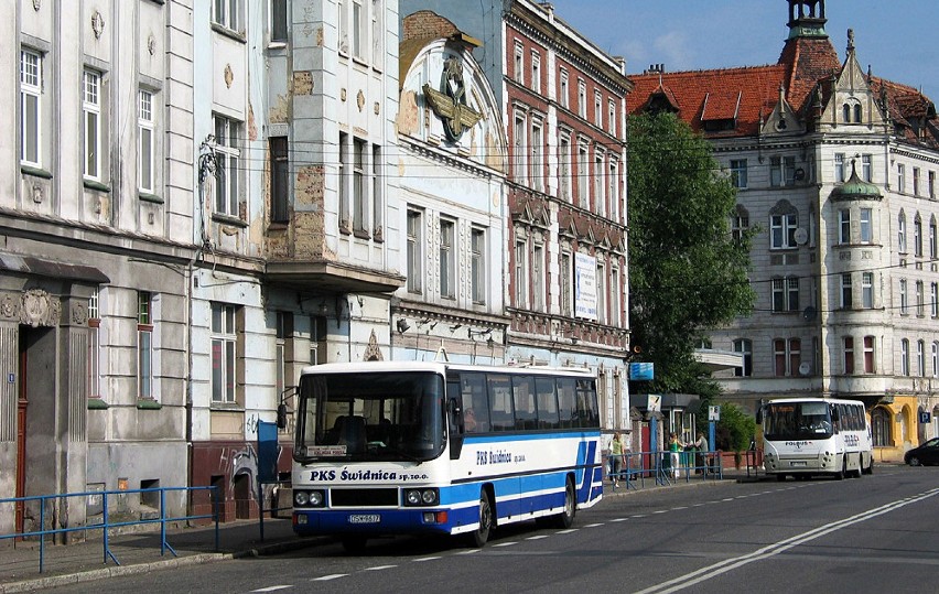 Dawny dworzec autobusowy w Świdnicy na zdjęciach. Pamiętacie autobusy PKS-u?  Kto podróżował PKS-em?