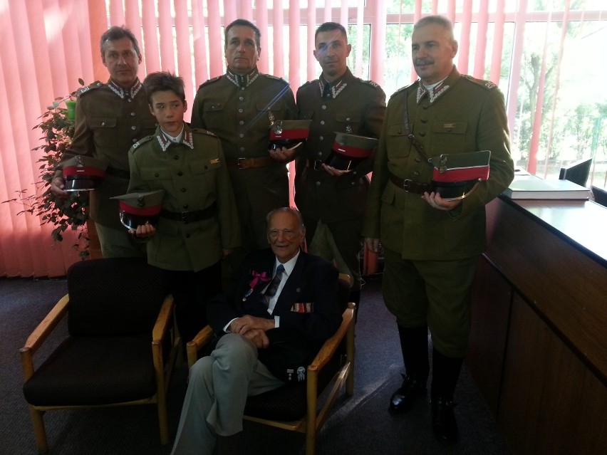 Krotoszyńska Rodzina Ułańska na jednym z pamiątkowych zdjęć z pułkownikiem Zbigniewem Makowieckim