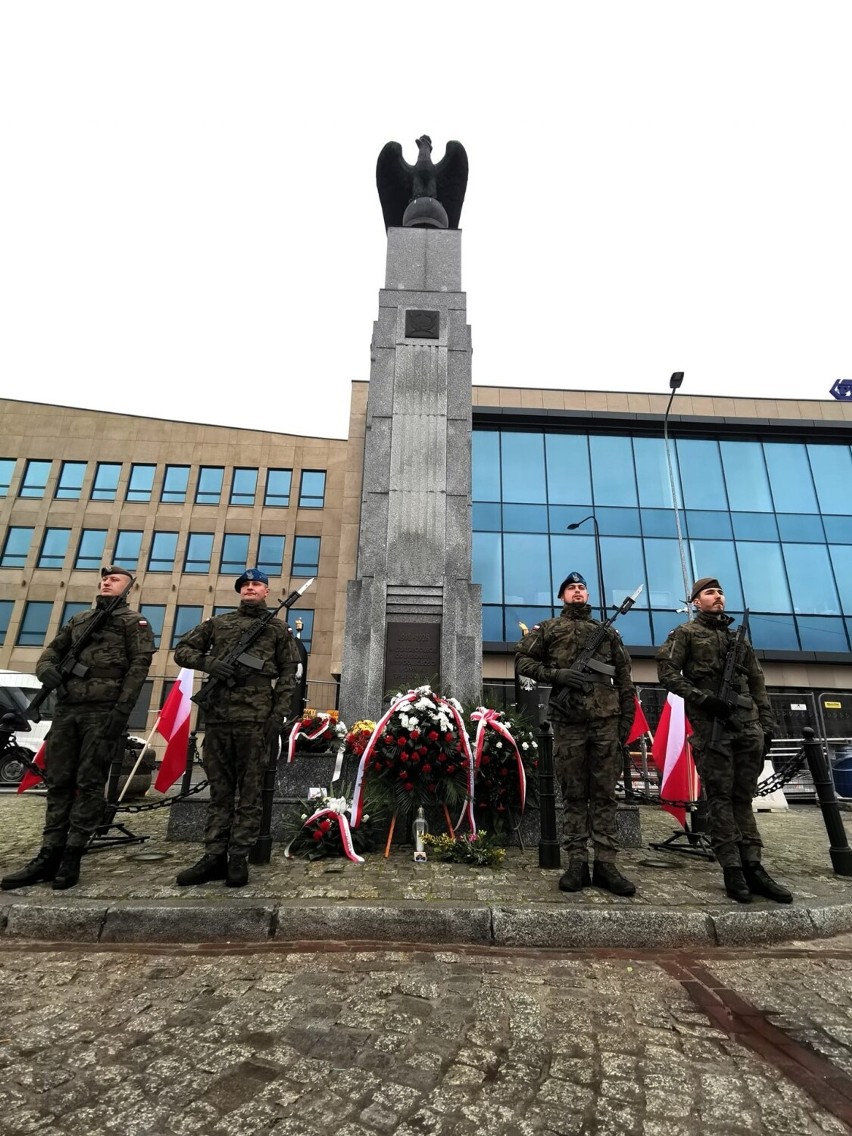 Narodowe Święto Niepodległości 2023. W Kielcach złożono wieńce pod Pomnikiem Niepodległości przed dworcem PKP