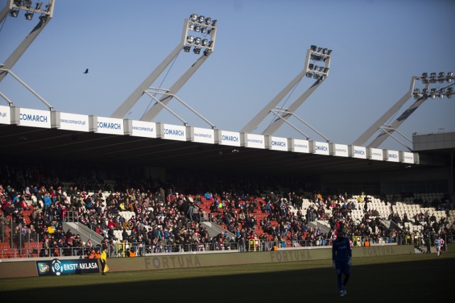 Murawa na stadionie Cracovii wymaga naświetlania