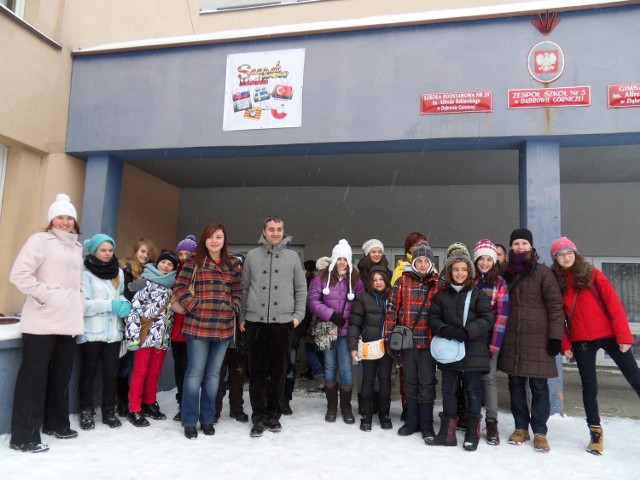 Goście z Turcji, Słowacji , Katalonii i Szwecji przez kilka dni gościli w Dąbrowie Górniczej. Zdjęcie przed budynkiem ZS nr 3 przy ul. Morcinka.