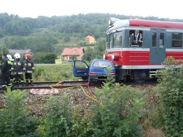 Wypadek Młodów: 19-latka fiatem wjechała pod pociąg [ZDJĘCIA]