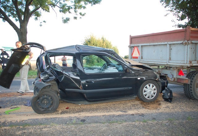 Wypadek w Katarzyninie - kierowca i pasażerka uniknęli tragedii