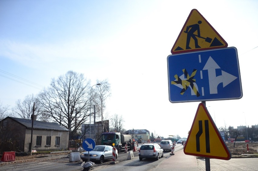 Bełchatów. Rondo na ulicy Wojska Polskiego prawie gotowe. Prace są już na finiszu [ZDJĘCIA, FILM]