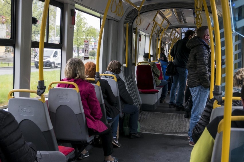 Lato za pasem, a w komunikacji miejskiej wyłączona klimatyzacja. Czy czekają nas podróże w "saunie"? 