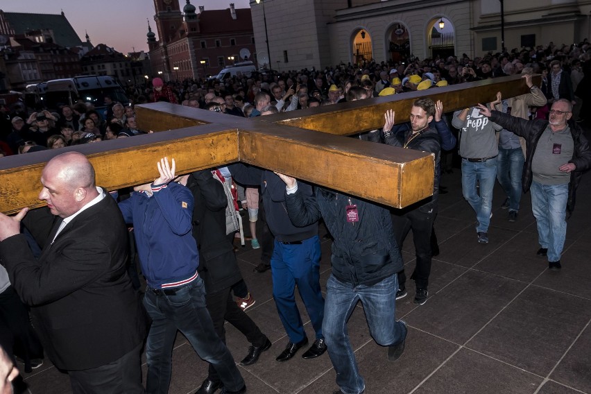 Centralna Droga Krzyżowa Warszawa 2019. Procesja w Wielki Piątek na ulicach Warszawy [ZDJĘCIA]