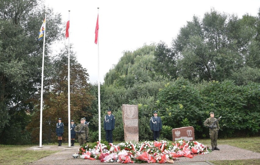 Malbork. 83 rocznica wybuchu II wojny światowej. Program uroczystości 1 września. Główne obchody przy Pomniku Poległych Celników Polskich