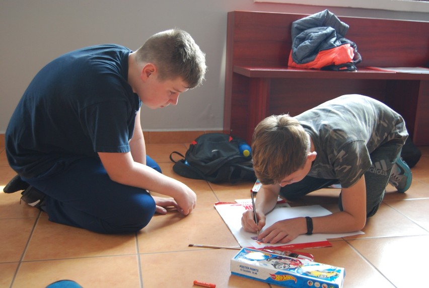 Uczennice PSP 9 w Radomsku promują czytelnictwo w ramach konkursu #cojaczytam [ZDJĘCIA]