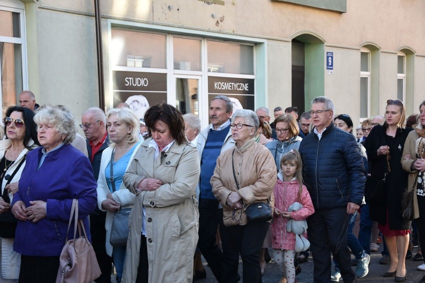 Lębork. Z "Korony" do Sanktuarium św. Jakuba Ap. wierni przeszli w modlitwie różańcowej.