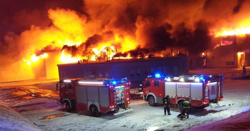 Pożar w przetwórni owoców w Białej Rawskiej. W gaszeniu pomagali strażacy z Tomaszowa Mazowieckiego [ZDJĘCIA]