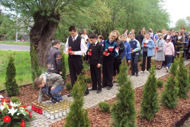Pod pomnikiem Floriana Marciniaka w Gorzycach uczniowie zapalali znicze i składali wieńce.