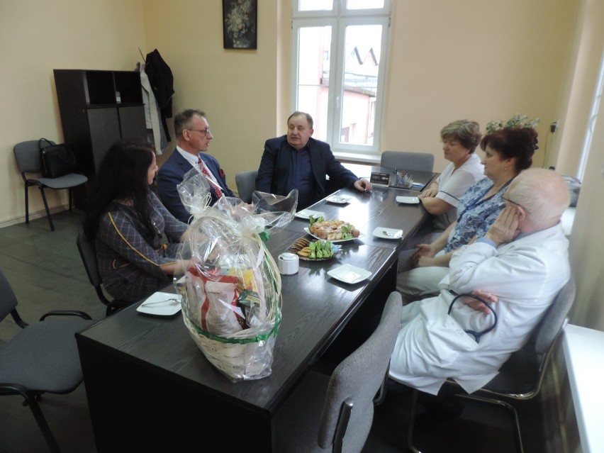 Powiat nowodworski. Samorządowcy odwiedzili szpital i uczcili Światowy Dzień Opiekuna [ZDJĘCIA]