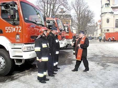 Nośnik kontenerowy święci ks. Henryk Kuczob, kapelan strażaków województwa śląskiego. Fot. Jolanta Pierończyk