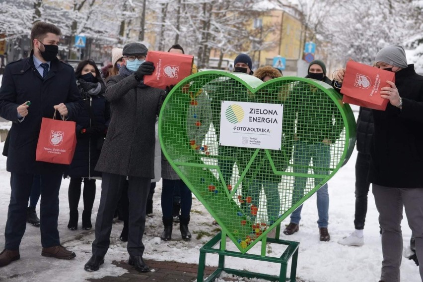 Świdniczanie są nakręceni na pomaganie! Coraz więcej serc na nakrętki pojawia się na terenie naszego miasta